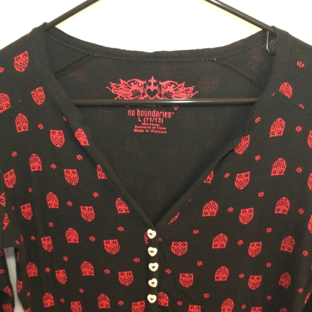 Women's No Boundaries Red Owl Black Stretch Knit Long Sleeve Shirt
